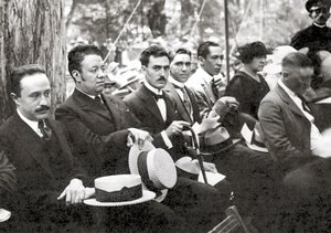 José Vasconcelos y Diego Rivera durante un evento al aire libre en el Parque Chapultepec, Ciudad de México, 1921